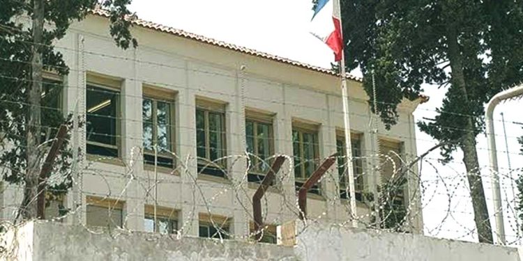 الجزائر تأمر بطرد 12 دبلوماسيًا فرنسيًا في خطوة تصعيدية ضد فرنسا