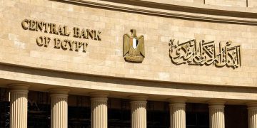 أسعار الدولار والذهب في السوق السوداء: تأثير التقلبات الاقتصادية على مصر