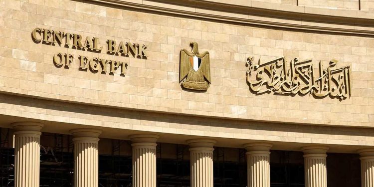 أسعار الدولار والذهب في السوق السوداء: تأثير التقلبات الاقتصادية على مصر