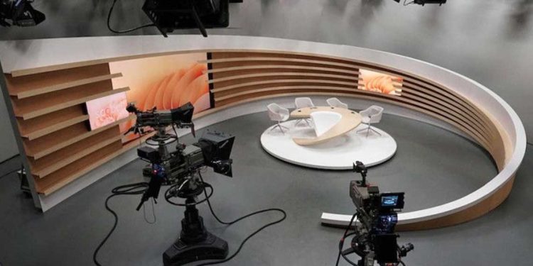 برامج تلفزيونية تتجاوز الحدود: السلطة تكشف عن الانتهاكات في التحليل الرياضي