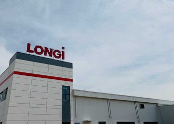 ألواح شمسية…شركة صينية تقترب من دخول السوق