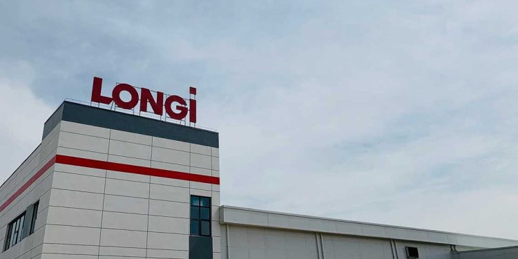 ألواح شمسية…شركة صينية تقترب من دخول السوق