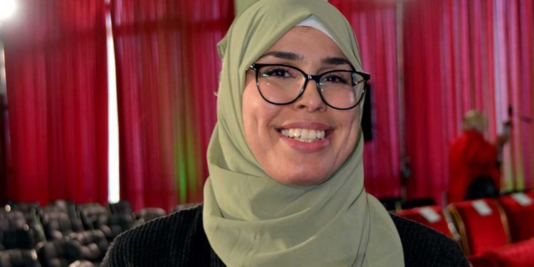 سيدة الأثير..فايزة كنوش تروي قصتها للعالم بصوت جزائري