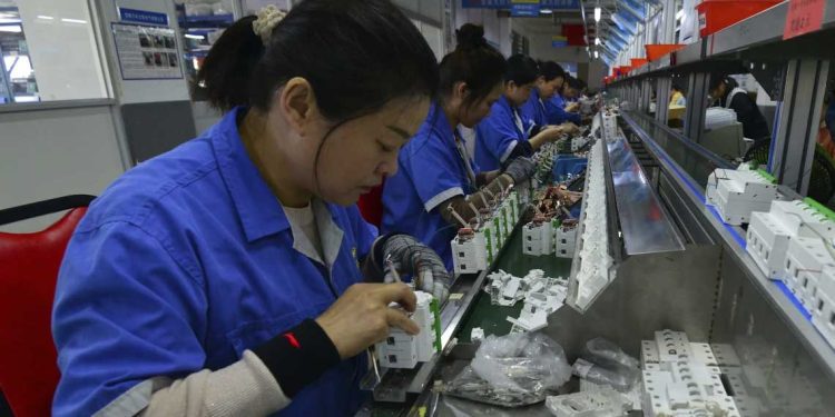 الرسوم الجمركية الأمريكية تُضعف الصادرات الصينية