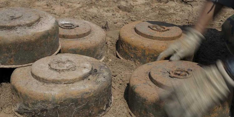 مجلة الجيش…المستعمر زرع 10 ملايين لغم على طول الحدود