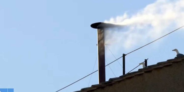 الكنيسة الكاثوليكية تختار خلفًا للبابا فرنسيس …الدخان الأبيض يعلن انتهاء الكونكلاف