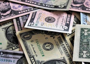 تراجع الدولار وسط تكهنات بإعادة تقييم العملات الآسيوية