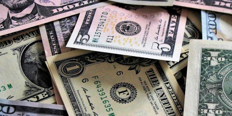 تراجع الدولار وسط تكهنات بإعادة تقييم العملات الآسيوية