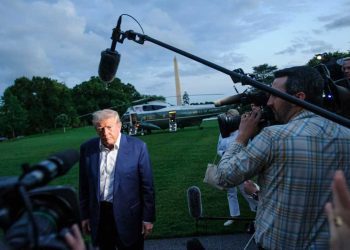 ترامب يهدد هوليوود: 100% رسوم جمركية على الأفلام الأجنبية!