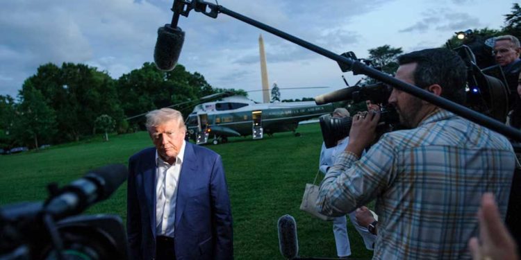 ترامب يهدد هوليوود: 100% رسوم جمركية على الأفلام الأجنبية!