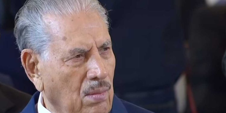 تقديرًا لمسيرته النضالية والسياسية…رئيس الجمهورية يكرم صالح قوجيل بوسام رفيع