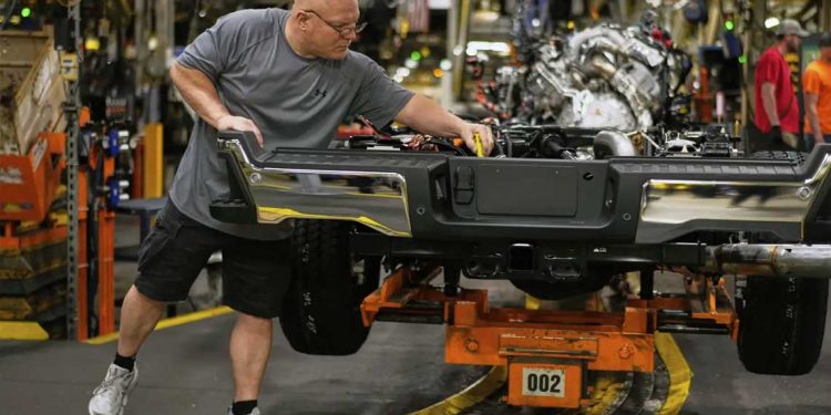 سوق العمل يُنصف سياسات ترامب ويضيف وظائف جديدة