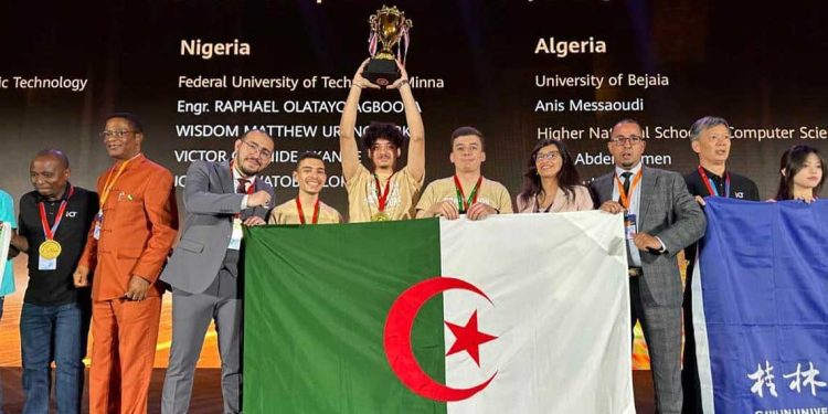 طلبة يتوَّجون بالجائزة الكبرى في هواوي 2025