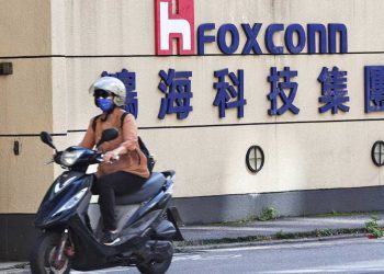 فوكسكون المزودة لشركة إنفيديا تخفض توقعاتها