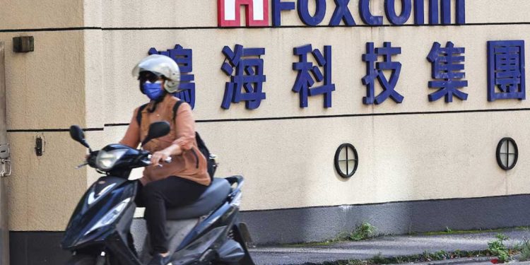 فوكسكون المزودة لشركة إنفيديا تخفض توقعاتها