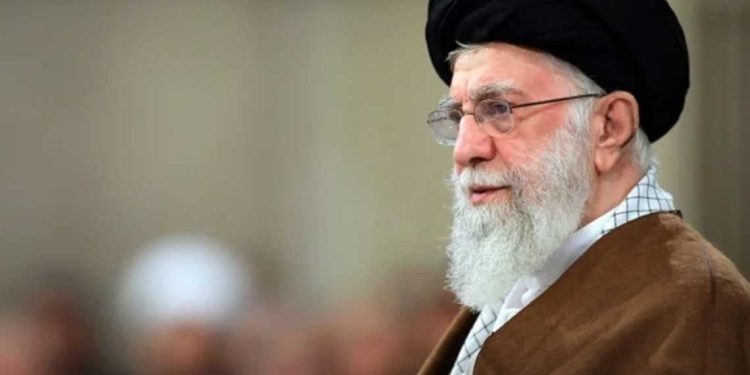 خامنئي…الشعب الفلسطيني يواجه “إسرائيل”و الولايات المتحدة وبريطانيا