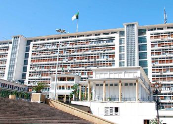 الجزائر تحثّ نيودلهي وإسلام آباد على كبح التصعيد