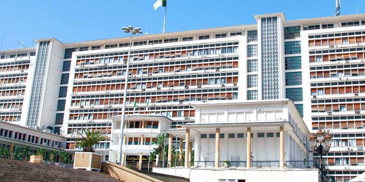 الجزائر تحثّ نيودلهي وإسلام آباد على كبح التصعيد