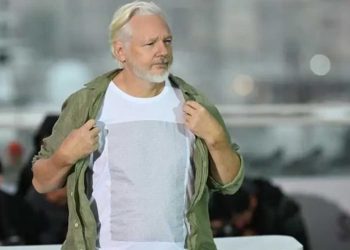 مؤسس ويكيليكس يوثق الجرائم بقميص يحمل أسماء 4986 طفلاً