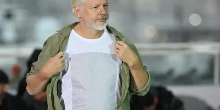 مؤسس ويكيليكس يوثق الجرائم بقميص يحمل أسماء 4986 طفلاً