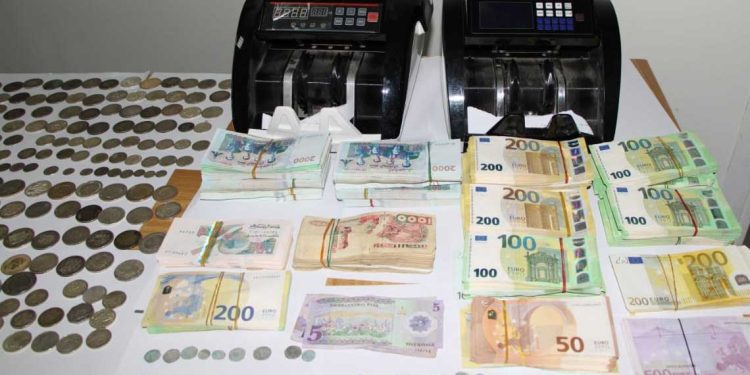شرطة الحدود…ضبط 182 ألف يورو و1352 قطعة نقدية أثرية