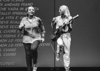 يائيا فورتي وديانا تيخيرا على خشبة المسرح الوطني الجزائري