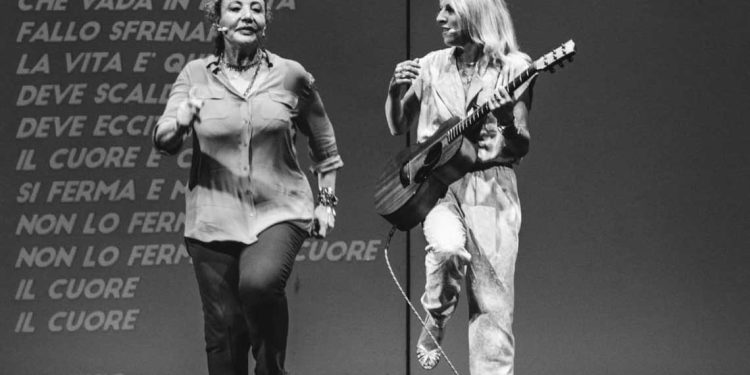 يائيا فورتي وديانا تيخيرا على خشبة المسرح الوطني الجزائري