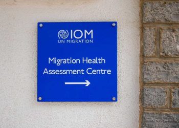 السفيرة الأمريكية تزور مركز الفحص الصحي للمهاجرين بالجزائر