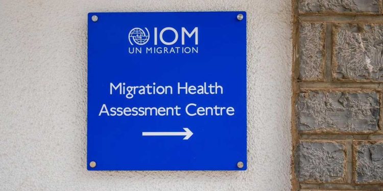 السفيرة الأمريكية تزور مركز الفحص الصحي للمهاجرين بالجزائر