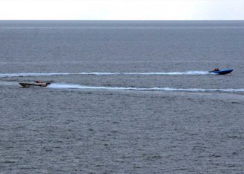 البرلمان الإيراني يوصي بإغلاق مضيق هرمز