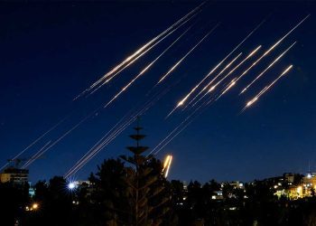 إيران تقصف العمق “الإسرائيلي”: تصعيد بصواريخ “فتاح” ومنظومة تل أبيب في حالة إرباك