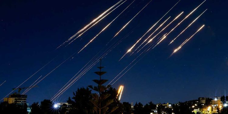إيران تقصف العمق “الإسرائيلي”: تصعيد بصواريخ “فتاح” ومنظومة تل أبيب في حالة إرباك