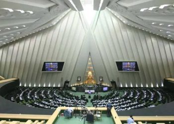 البرلمان الإيراني يعلق التعاون مع الوكالة الذرية ويطالب بمقاضاة غروسي