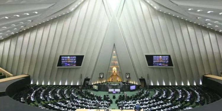 البرلمان الإيراني يعلق التعاون مع الوكالة الذرية ويطالب بمقاضاة غروسي