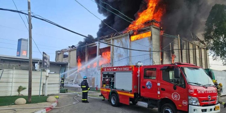 الحرس الثوري يعلن استهداف مقر الموساد