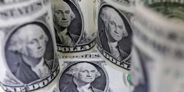 الدولار يتراجع وزيادة الرهانات على تخفيف سياسة الفيدرالي