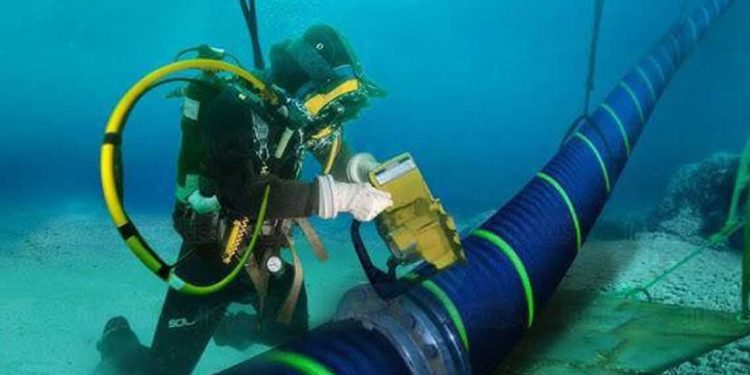 الجزائر تدرس خطة لتعزيز شبكة الكابلات البحرية