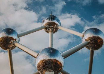 بروكسل ترفض تصعيد ترامب: حرب رسومٍ جديدة تهدّد الاقتصاد العالمي