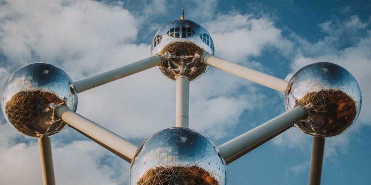 بروكسل ترفض تصعيد ترامب: حرب رسومٍ جديدة تهدّد الاقتصاد العالمي