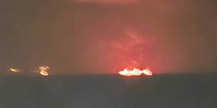 حرائق غامضة تطال ثلاث ناقلات نفط قبالة مضيق هرمز