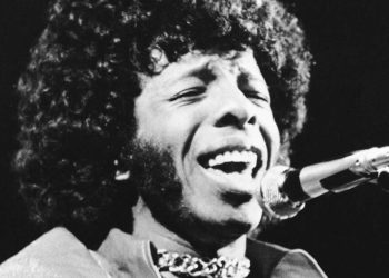 رحيل عرّاب الفانك: سلاي ستون يغادرنا عن 82 عامًا