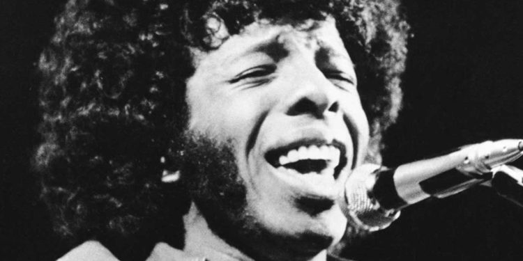 رحيل عرّاب الفانك: سلاي ستون يغادرنا عن 82 عامًا