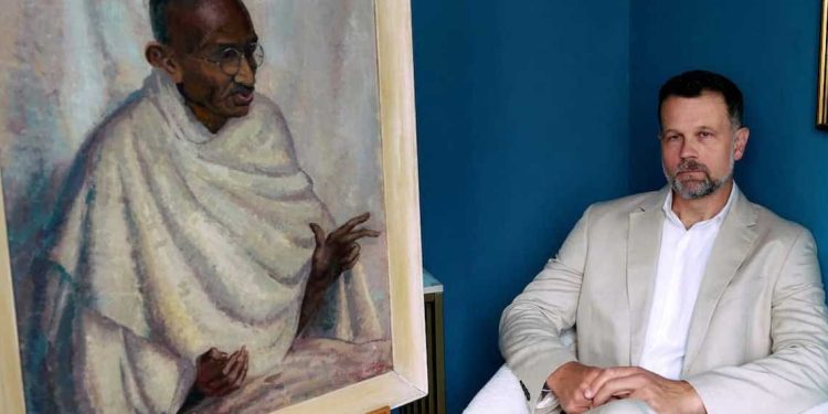 لوحة غاندي النادرة تُعرض في مزاد بلندن