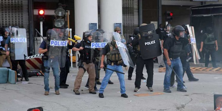 لوس أنجلوس.. مواجهات بين الشرطة ومحتجي ضد حملات الهجرة