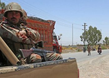 هجوم انتحاري يودي بحياة 13 جنديًا باكستانيًا.. والجيش يرد بمقتل 14 مسلحًا