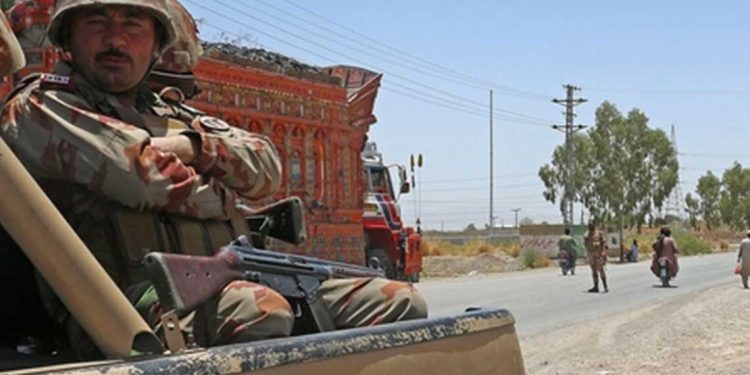 هجوم انتحاري يودي بحياة 13 جنديًا باكستانيًا.. والجيش يرد بمقتل 14 مسلحًا