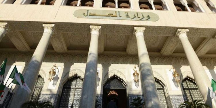 محاولة انتحار أمام مبنى وزارة العدل…نيابة الجمهورية تفتح تحقيق