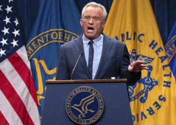 الولايات المتحدة الامريكية….روبرت كينيدي يقيل كامل أعضاء لجنة اللقاحات