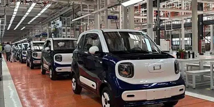 اتفاق لتعزيز المناولة الوطنية في تصنيع قطع غيار مركبات FAW