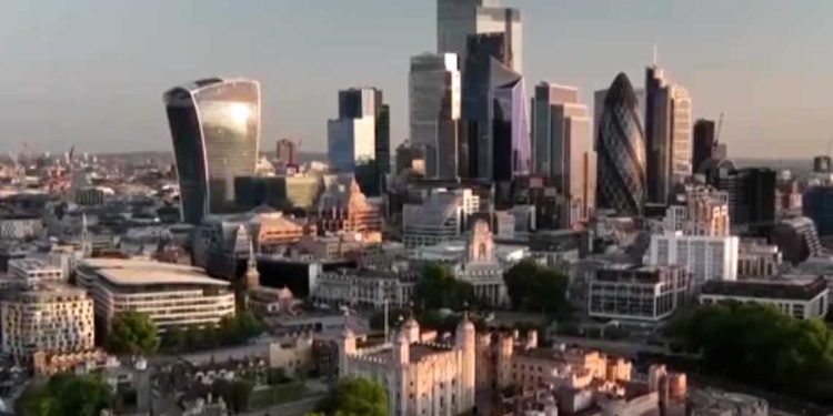 الاقتصاد البريطاني يسجّل انكماشًا غير متوقّع في ماي